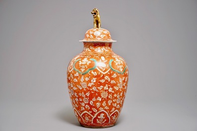 Un grand vase couvert en porcelaine &agrave; fond rouge corail, Samson, Paris, 19&egrave;me