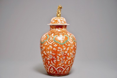19世纪 珊瑚红底带盖瓷罐