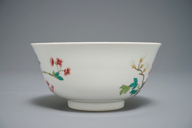 Un bol en porcelaine de Chine famille rose &agrave; d&eacute;cor floral, marque de Qianlong, 19/20&egrave;me