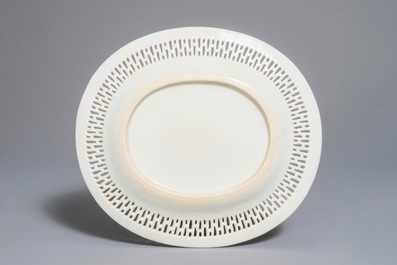 Un plat ovale en porcelaine de Chine &agrave; sujet religieux, Qianlong