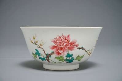 Een Chinese famille rose kom met fijn floraal decor, Qianlong merk, 19/20e eeuw