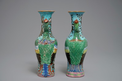 Une paire de vases en porcelaine de Chine de style Dayazhai aux dragons et ph&eacute;nix, 19/20&egrave;me