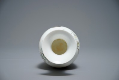 Un vase en porcelaine de Chine famille rose coquille d'oeuf, R&eacute;volution Culturelle, 20&egrave;me