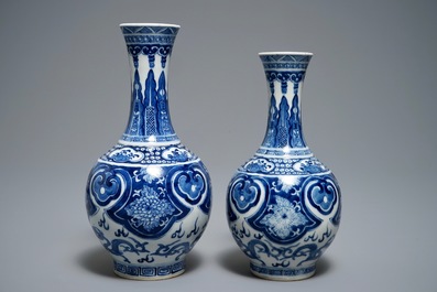 Twee Chinese blauwwitte flesvormige vazen, Guangxu merk, 19/20e eeuw