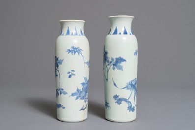 Une paire de vases de forme rouleau du Hatcher cargo en porcelaine de Chine bleu et blanc, &eacute;poque Transition