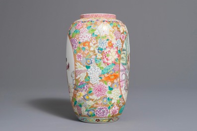 Un vase en porcelaine de Chine famille rose &agrave; d&eacute;cor millefleurs, 20&egrave;me