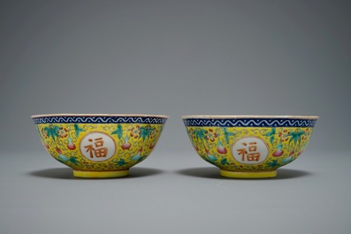 Une paire de bols en porcelaine de Chine famille rose sur fond jaune, marque de Guangxu, 19/20&egrave;me