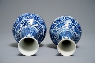 Deux vases de forme bouteille en porcelaine de Chine bleu et blanc, marque de Guangxu, 19/20&egrave;me