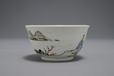 Une tasse et soucoupe en porcelaine de Chine figurant deux figures dans un paysage, Yongzheng