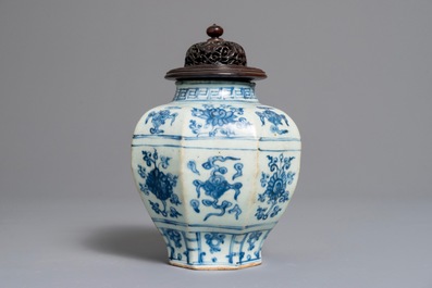 Een Chinese blauwwitte balustervaas met floraal decor, Ming