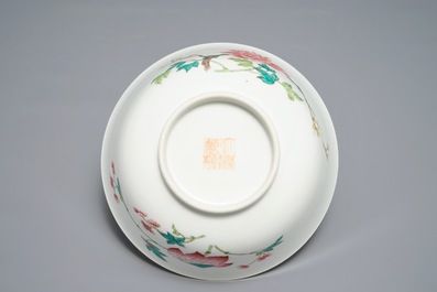 A Chinese famille rose bowl with fine floral design, Qianlong mark, 19/20th C.