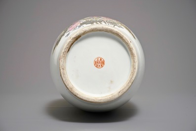 Un vase en porcelaine de Chine famille rose &agrave; d&eacute;cor floral, R&eacute;publique, 20&egrave;me