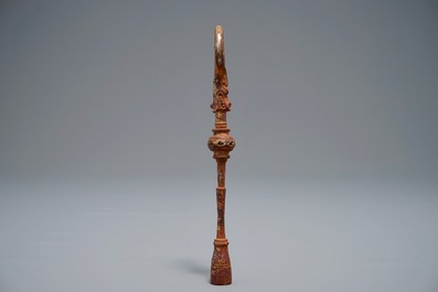 Een Chinese deels vergulde en verzilverde bronzen opwindsleutel voor een qin, Han of later