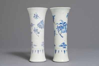 Een paar Chinese blauwwitte trechtervormige vazen met floraal decor, Hatcher cargo, Transitie periode