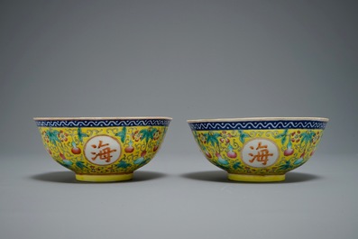 Een paar Chinese famille rose kommen met gele fondkleur, Guangxu merk, 19/20e eeuw