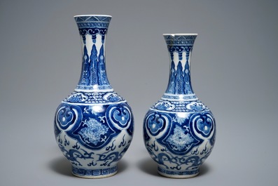 Deux vases de forme bouteille en porcelaine de Chine bleu et blanc, marque de Guangxu, 19/20&egrave;me