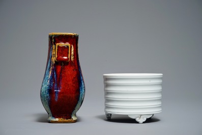 Un vase de forme fanghu &agrave; gla&ccedil;ure flamb&eacute;e et un br&ucirc;le-parfum en blanc de Chine, 19/20&egrave;me