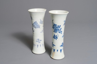 A pair of Chinese blue and white trumpet-shaped vases with floral design, Hatcher cargo, Transitional period