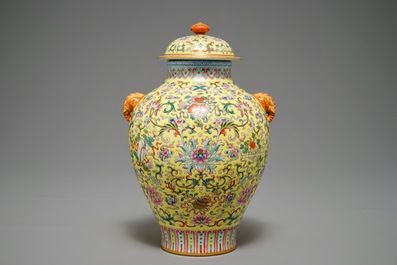 Un vase couvert en porcelaine de Chine famille rose, marque de Qianlong, 20&egrave;me