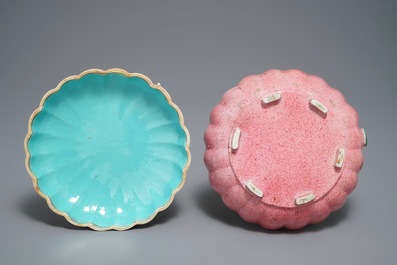 Une bo&icirc;te couverte en forme de citrouille en porcelaine de Chine famille rose, d&eacute;but du 19&egrave;me