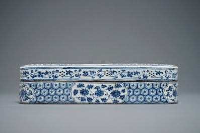 A Chinese blue and white pen box and cover, Xuande inscription, 19/20th C.