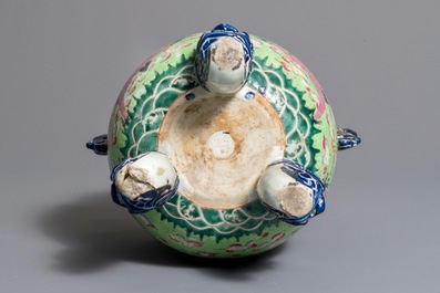 Un br&ucirc;le-parfum aux dragons en porcelaine de Chine famille rose sur fond vert de citron, 19&egrave;me