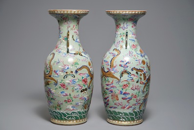 19世纪 粉彩青地龙纹瓷瓶 一对