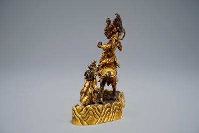 Een Sino-Tibetaanse verguld bronzen groep van Palden Lhamo, 19/20e eeuw