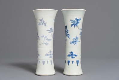 A pair of Chinese blue and white trumpet-shaped vases with floral design, Hatcher cargo, Transitional period