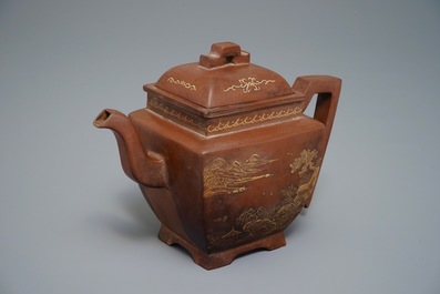 Een Chinese Yixing steengoed theepot met opgelegd decor, 20e eeuw