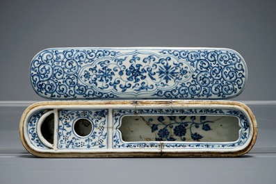 A Chinese blue and white pen box and cover, Xuande inscription, 19/20th C.