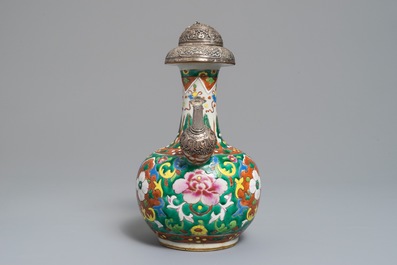 Un kendi en porcelaine de Chine famille rose &agrave; monture en argent pour le march&eacute; Peranakan ou Straits, 19&egrave;me