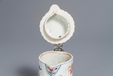 Une verseuse couverte en porcelaine de Chine de style Imari, &agrave; monture en argent fran&ccedil;ais, Qianlong