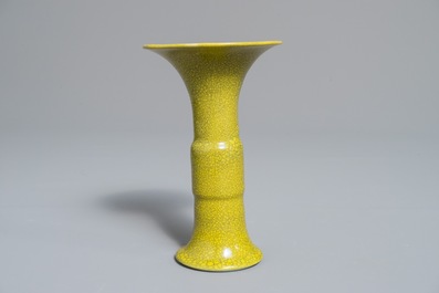Un vase de forme gu en porcelaine de Chine jaune monochrome, 19&egrave;me