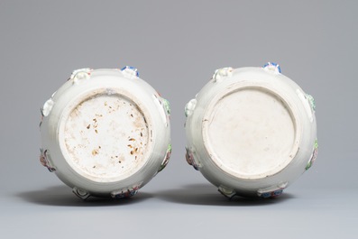 Une paire de vases en porcelaine de Chine famille rose &agrave; d&eacute;cor appliqu&eacute; d'antiquit&eacute;s, R&eacute;publique, 1&egrave;re moiti&eacute; du 20&egrave;me