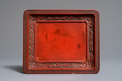 Twee Chinese dekseldozen in rood lakwerk, 19/20e eeuw