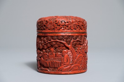 Een ronde Chinese dekselpot en een dekseldoos in rood lakwerk, &eacute;&eacute;n met Qianlong mark, 19/20e eeuw