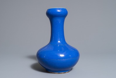 Een Chinese monochrome blauwe flesvormige vaas, 19e eeuw