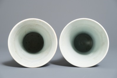 Une paire de vases du Hatcher cargo en porcelaine de Chine bleu et blanc, &eacute;poque Transition