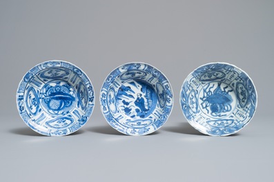 Drie Chinese blauwwitte klapmutsen in kraak porselein, Wanli