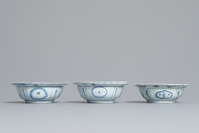 Trois bols de type klapmuts en porcelaine de Chine de type kraak, Wanli