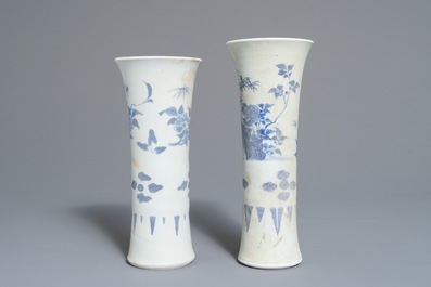 Twee Chinese blauwwitte trechtervormige vazen met floraal decor, Hatcher cargo, Transitie periode