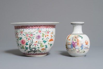 Twee Chinese famille rose penselenbekers, een bolvaasje en een jardini&egrave;re, 19/20e eeuw