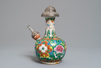 Un kendi en porcelaine de Chine famille rose &agrave; monture en argent pour le march&eacute; Peranakan ou Straits, 19&egrave;me