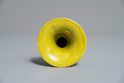 Een Chinese monochrome gele gu vaas met craquel&eacute; glazuur, 19e eeuw