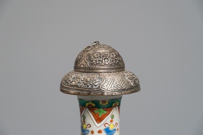 Un kendi en porcelaine de Chine famille rose &agrave; monture en argent pour le march&eacute; Peranakan ou Straits, 19&egrave;me