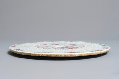 Un grand &eacute;gouttoir en porcelaine de Chine famille rose, Qianlong