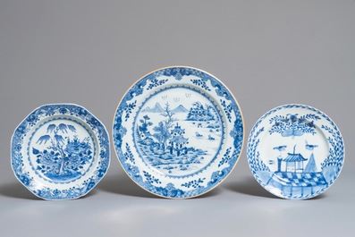 Trois plats en porcelaine de Chine bleu et blanc, Qianlong