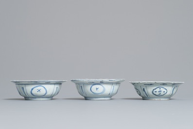 Trois bols de type klapmuts en porcelaine de Chine de type kraak, Wanli