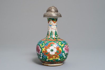 Un kendi en porcelaine de Chine famille rose &agrave; monture en argent pour le march&eacute; Peranakan ou Straits, 19&egrave;me